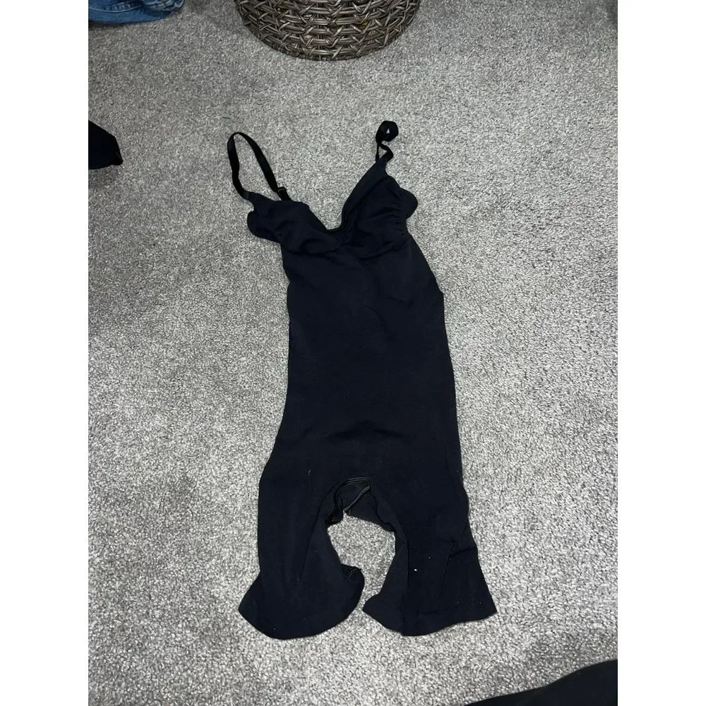 Skims sculpting bodysuit with shorts size large in onyx